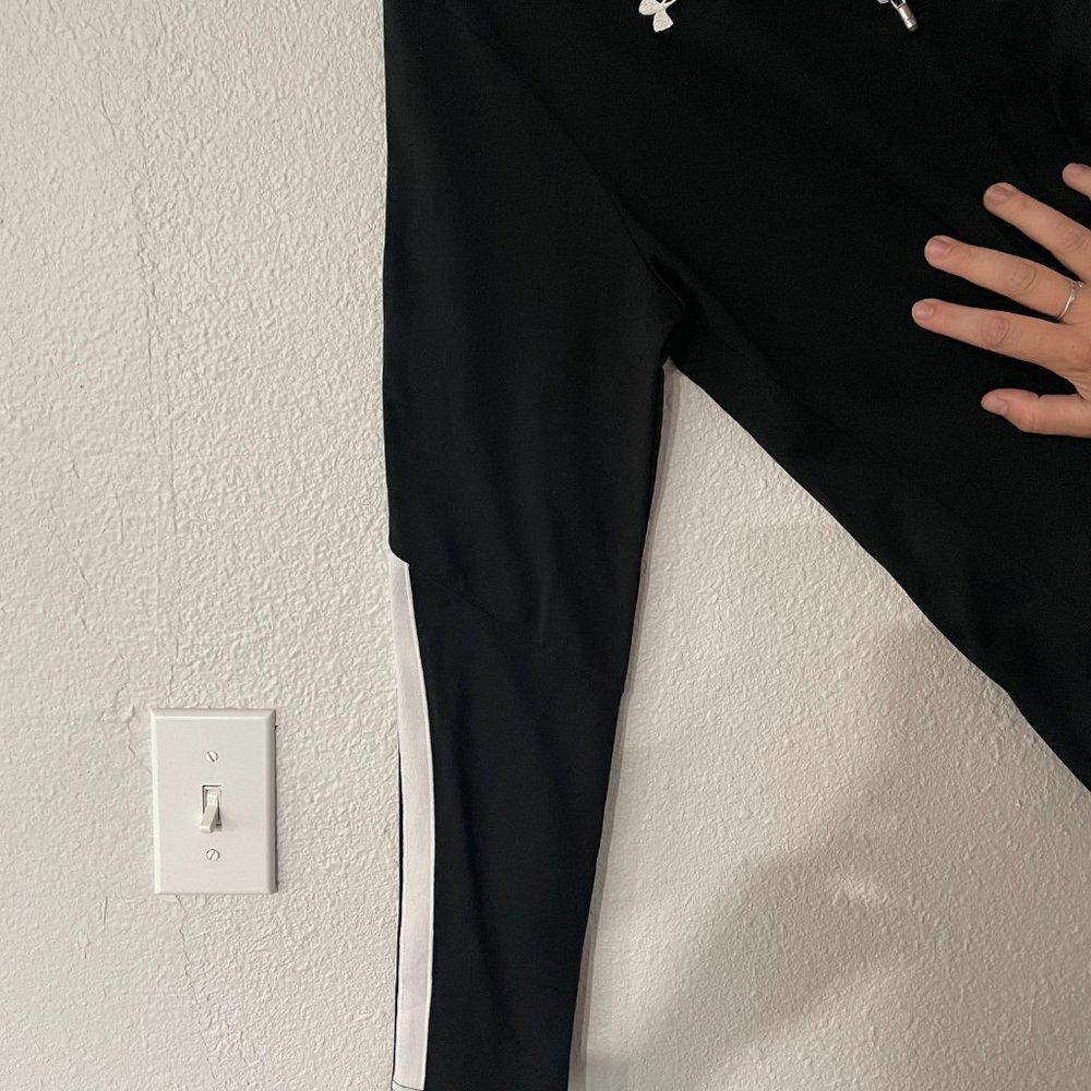 Under Armour Fortitude Loose Fit Black Long Sleeve. Medium. - Picture 6 of 8